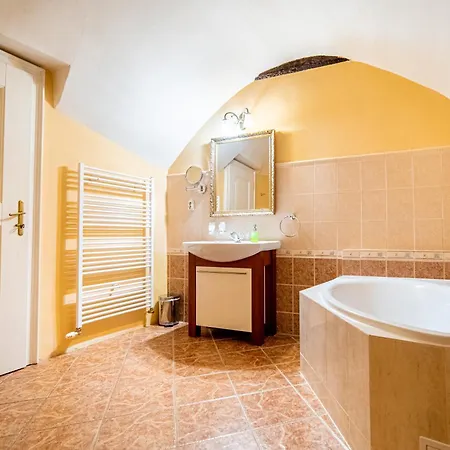 Cosmopolitan Ii. Penzión pre hostí 3*